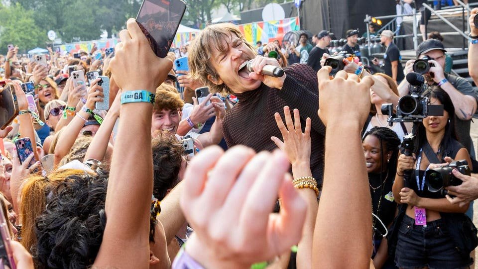 lollapalooza kicks off in chicago with cage the elephant, luke combs