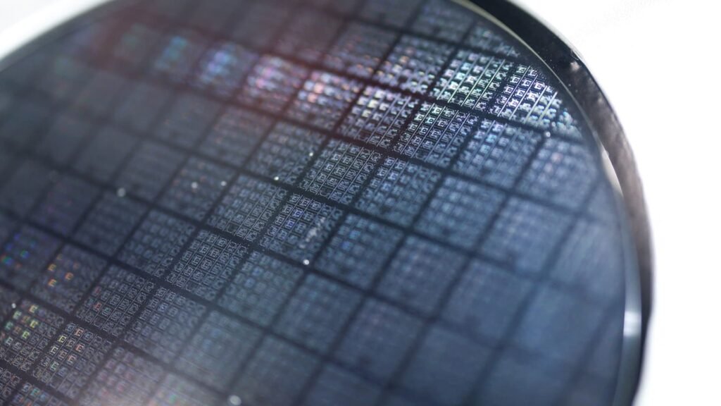 trump's ‘100% chip tariffs’ hit japan's giants, but samsung and tsmc rise on u.s. bets