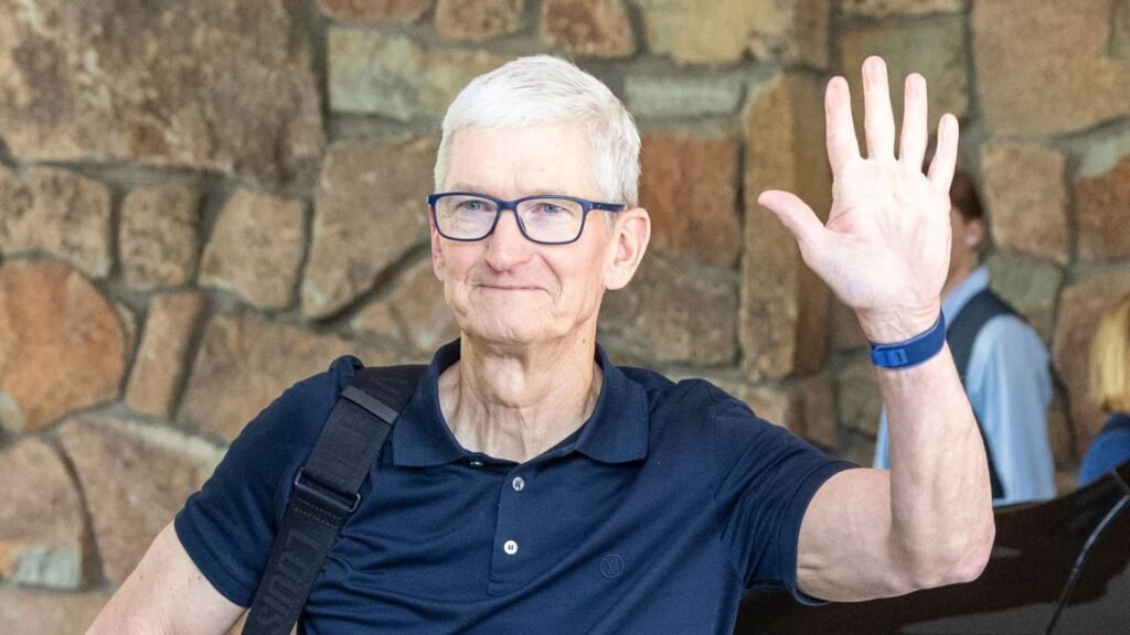 tim cook to join trump at white house for apple investment announcement