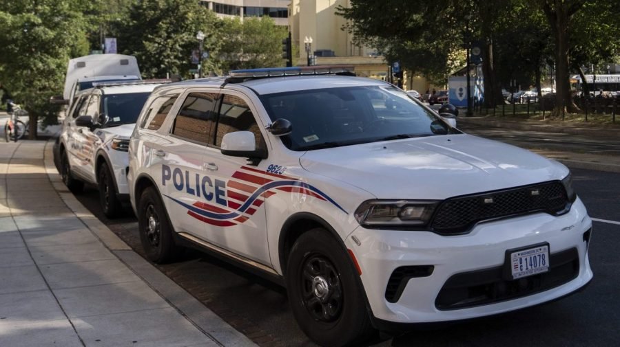 dc residents confront federal agents, local officers during arrest near school drop off