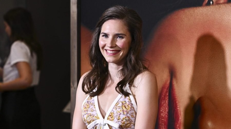 amanda knox had 'chills' watching hulu series on her life