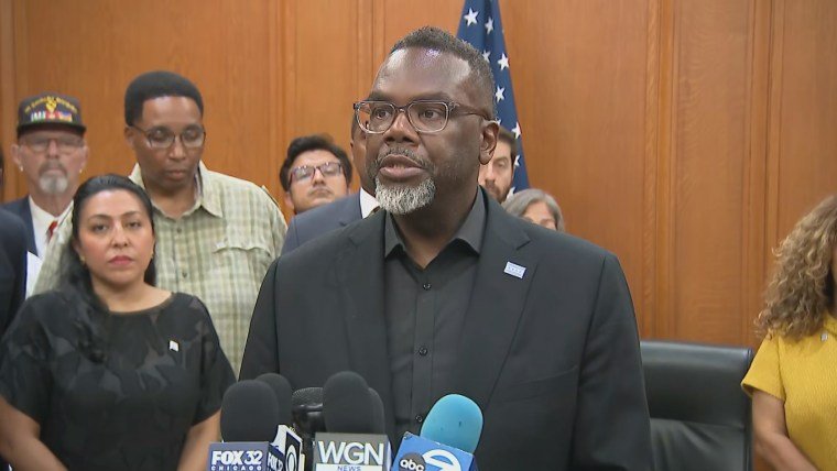 chicago mayor enacts plan countering immigration crackdown