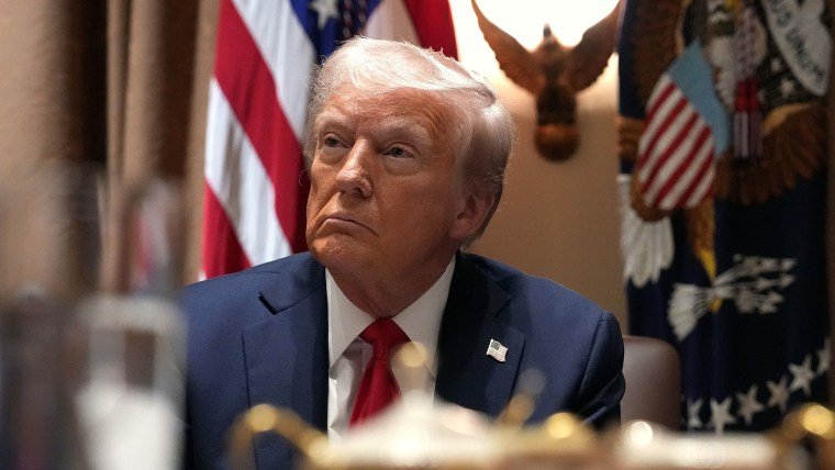 trump holds cabinet meeting