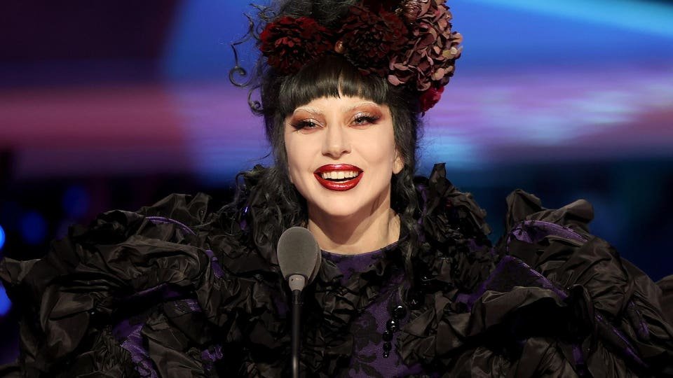 lady gaga dedicates mtv vmas artist of the year win to fiancé and fans