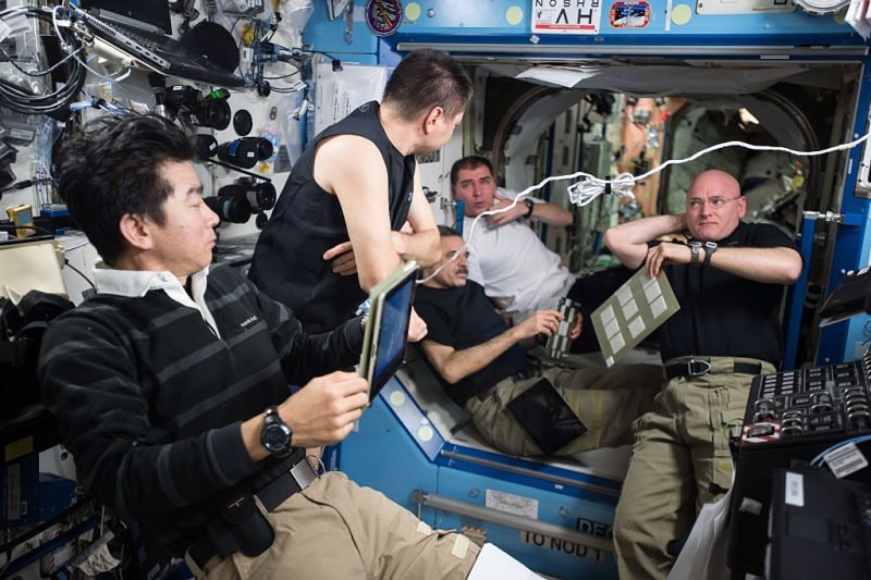 what does the international space station smell like?